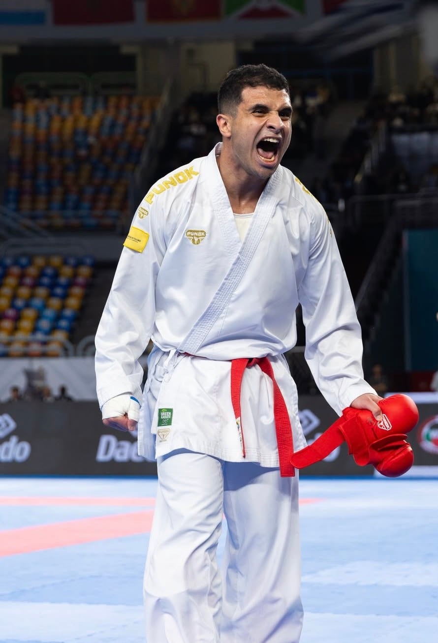 Youssef Badawy roaring after taking the point, the competition arena behind him.